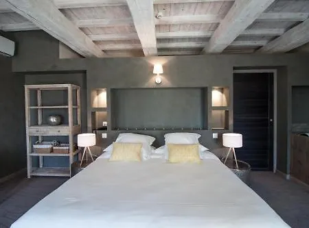 Boutique La Montesquieu & Sa Piscine 4*