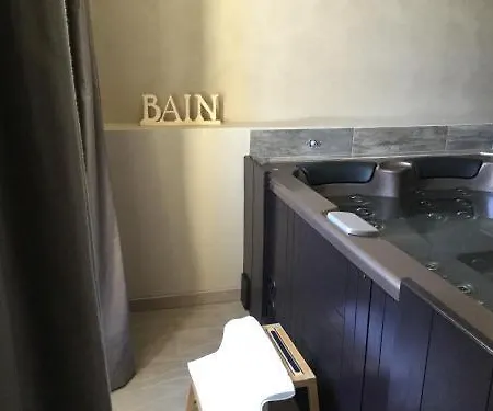 Boutique La Montesquieu & Sa Piscine 호텔 4*