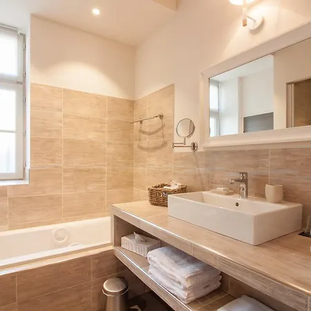 Boutique La Montesquieu & Sa Piscine 4* Laudun